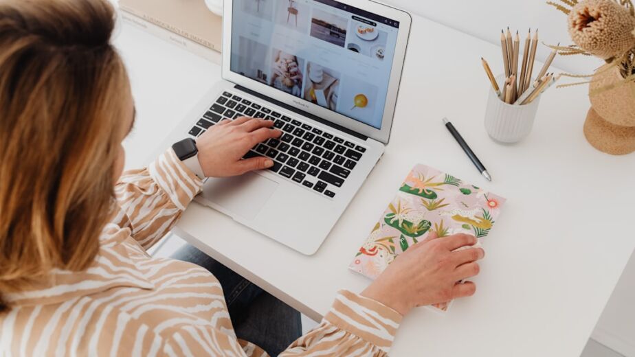 Featured image for: AI writing tool for bloggers