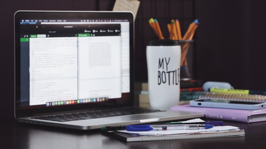 Featured image for: AI writing tool for bloggers